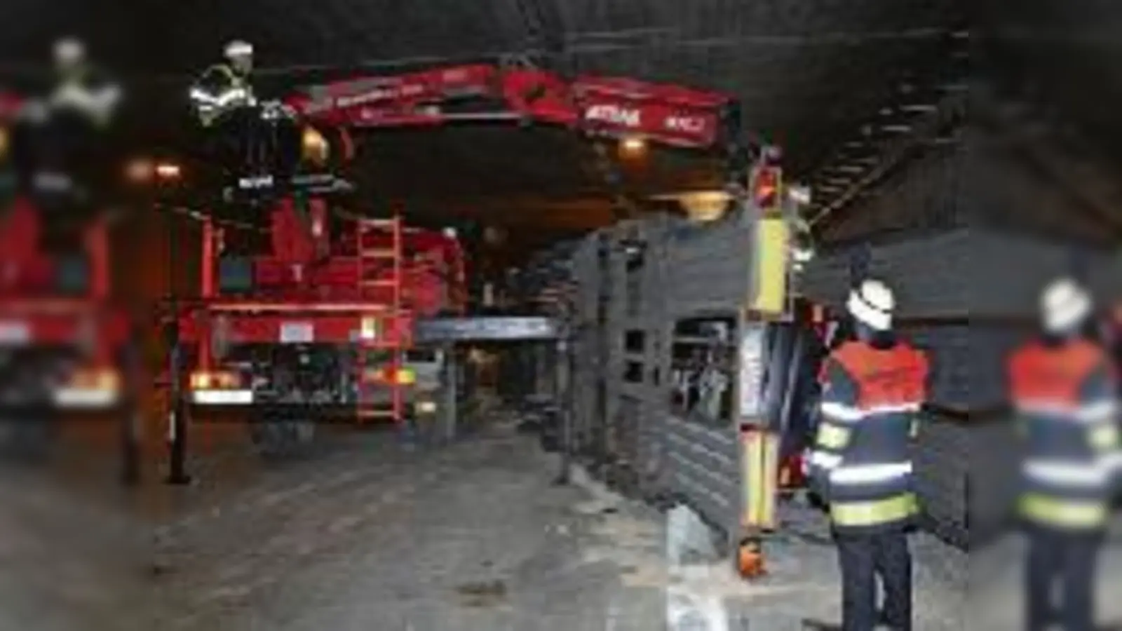 Schweres  (Foto: stundenlang waren die Einsatzkräfte mit der Bergung der Fahrzeuge beschäftigt.)