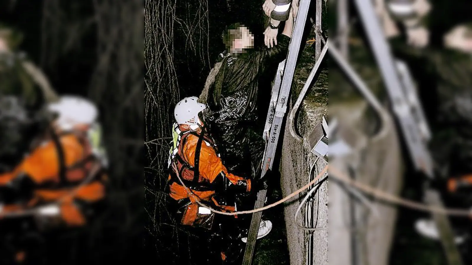 Die Feuerwehr zog den 15-Jährigen aus dem Wasser. 	 (Foto: Feuerwehr)