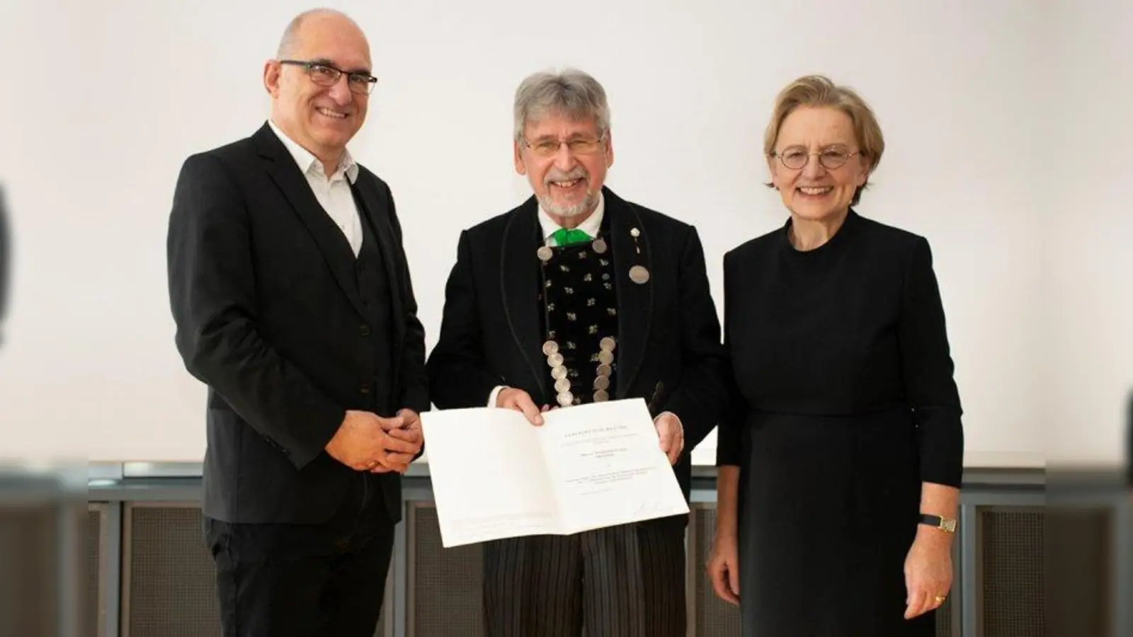 Verleihung der Auszeichnung: Stadtrat Frieder Vogelsgesang, Willi Franz in Dachauer Tracht und Regierungspräsidentin Maria Els. (Foto: Rositha Bergold / Regierung von Oberbayern)