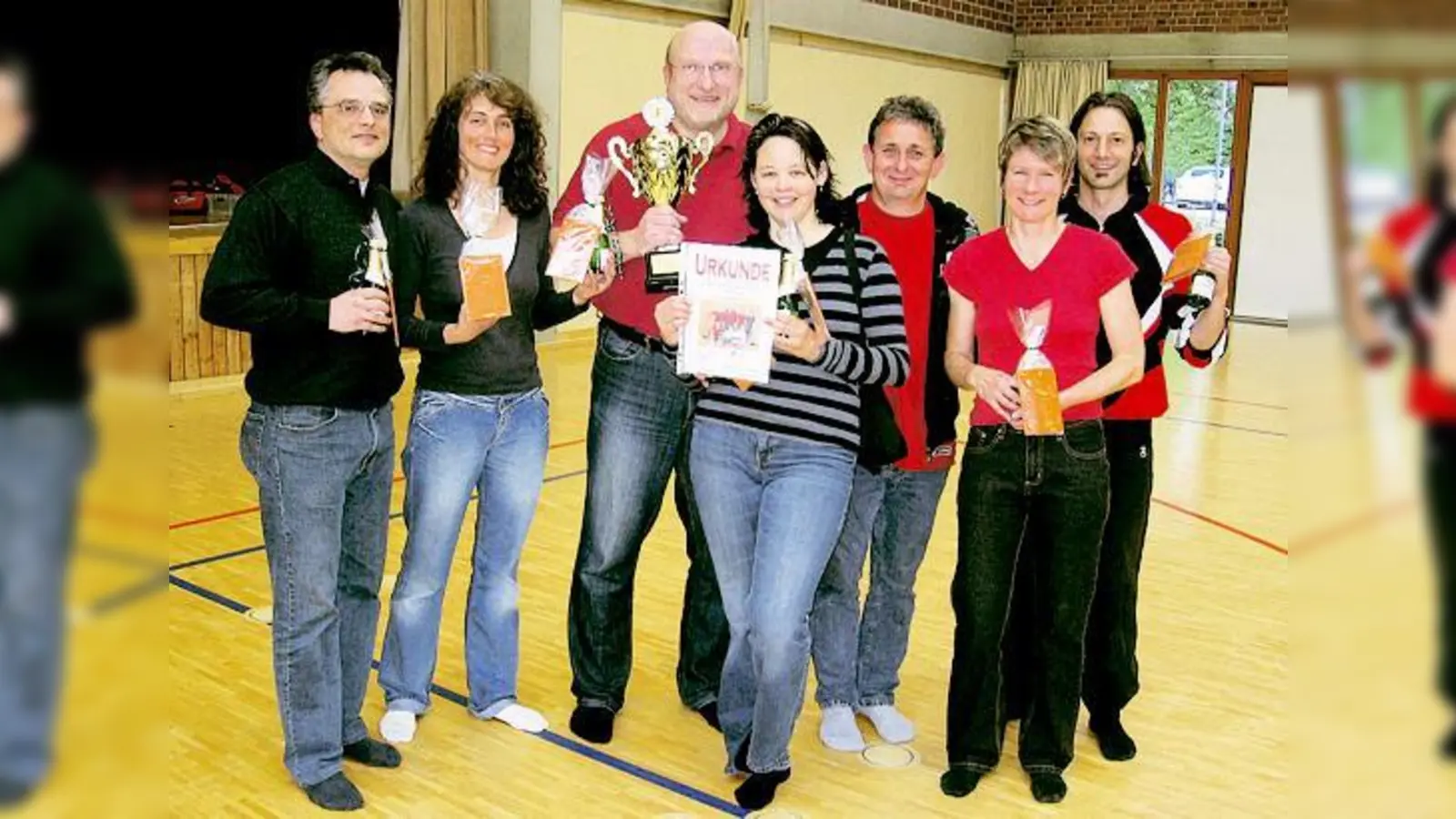 Die Siegermannschaft beim dritten Volleyball-Mixed-Turnier des ESV Feldmoching hieß überraschend »Schlossgeister«  auf dem Bild nehmen Spieler des Siegerteams  den neu vergegebenen Wanderpokal des ESV Feldmoching begeistert in Besitz. 	 (Foto: Privat)