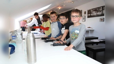 Die wissbegierigen Kinder der Grundschule am Pilsensee schlossen kürzlich ihr Schulprojekt &amp;quot;Luft, Wasser und Wetter&amp;quot; ab. Ein ereignisreiches Ende fand diese Unterrichtseinheit in der Firm esz, welche sensible Messgeräte produziert. Mit diesen durften die Kinder dann unter fachkundiger Leitung experimentieren. (Foto: esz AG)