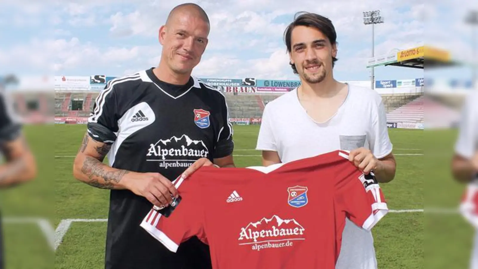 Markus Schwabl (r.) mit Cheftrainer Christian Ziege nach der Vertragsunterzeichnung. 	 (Foto: D. Hartmann)