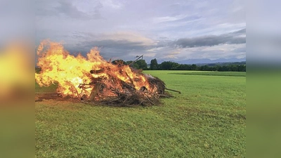 Rund 100 Gemeindebürger kamen  nach dem Gewitter  zum Feuer am Alxinger Festplatz. 	 (Foto: CSU)