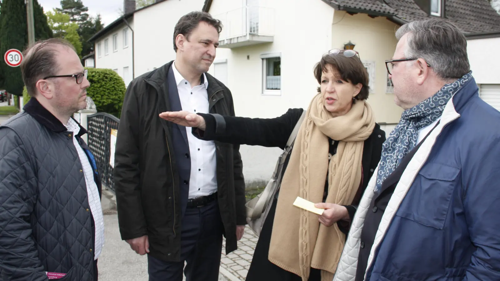„Wir erreichen einen Kippunkt”: Isabel Nazari (GKAK e.V.) beschreibt sie Verkehrssituation am Rand von München und Karlsfeld. CSU-Stadtratsfraktionsvorsitzender Manuel Pretzl, Münchens CSU-Vorsitzender Georg Eisenreich (von links) und MdL Josef Schmid (rechts) würdigen Nazaris konstruktive Vorschläge. (Foto: job)