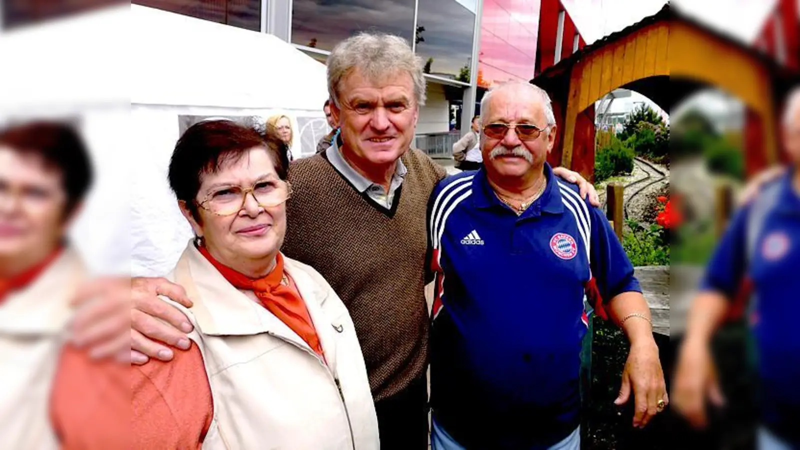 Die Gewinner Jasmin und Reinhold Lehofer durften Torwartlegende Sepp Maier treffen. 	 (Foto: Conny Konzack)