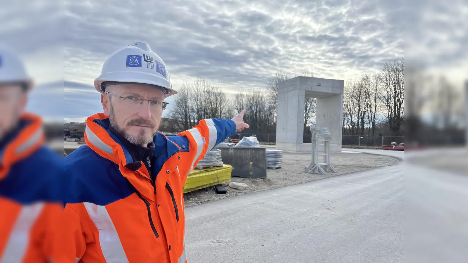 Dimitri Steinke, Geschäftsführer der Projektmanagementgesellschaft U-Bahn, am Musterelement des U-Bahntunnels. (Foto: Ulrike Seiffert)