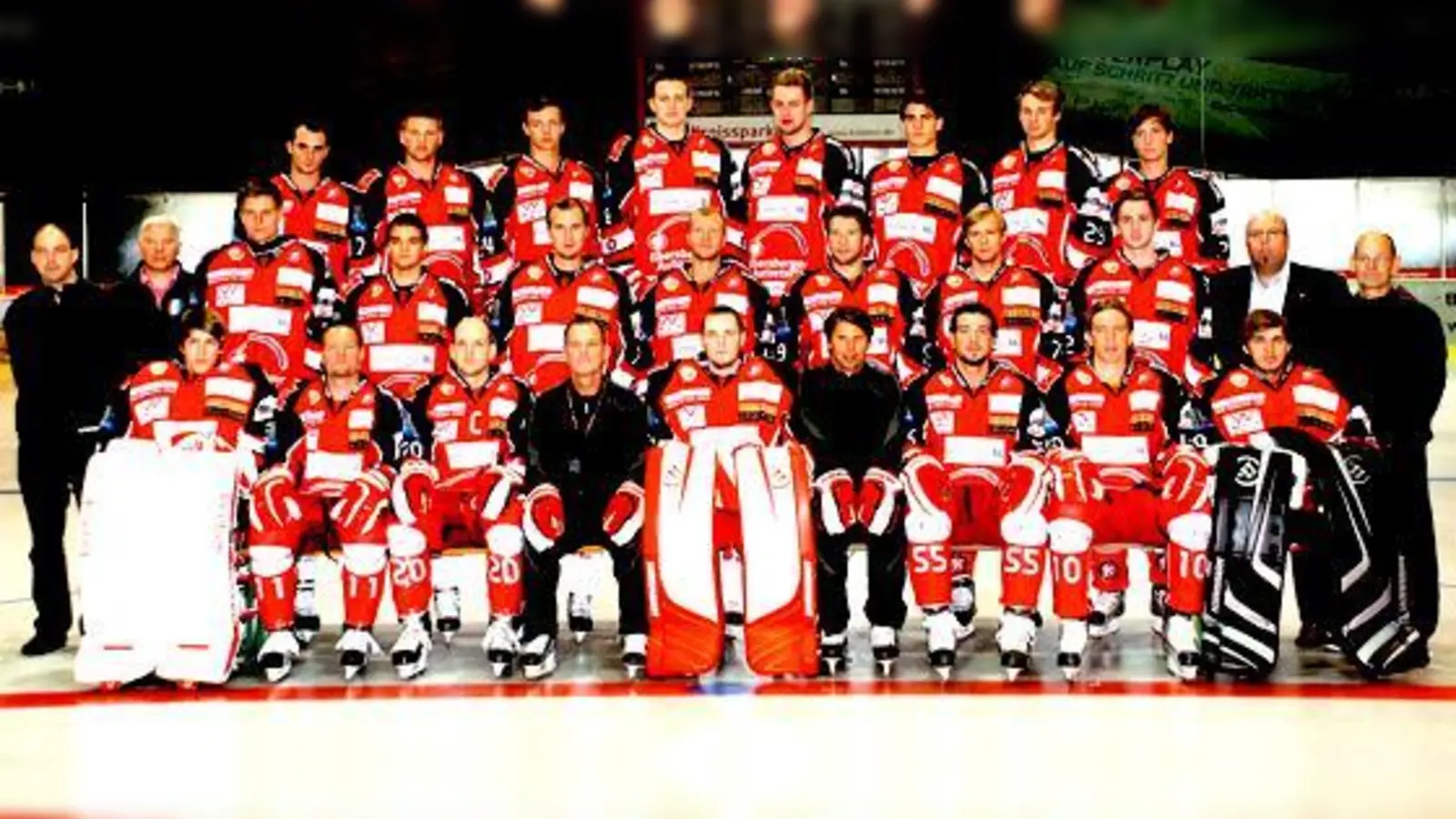 Die Mannschaft des EHC Klostersee samt Trainer und Betreuer zum Punktspielauftakt am Freitag.	 (Foto: smg)