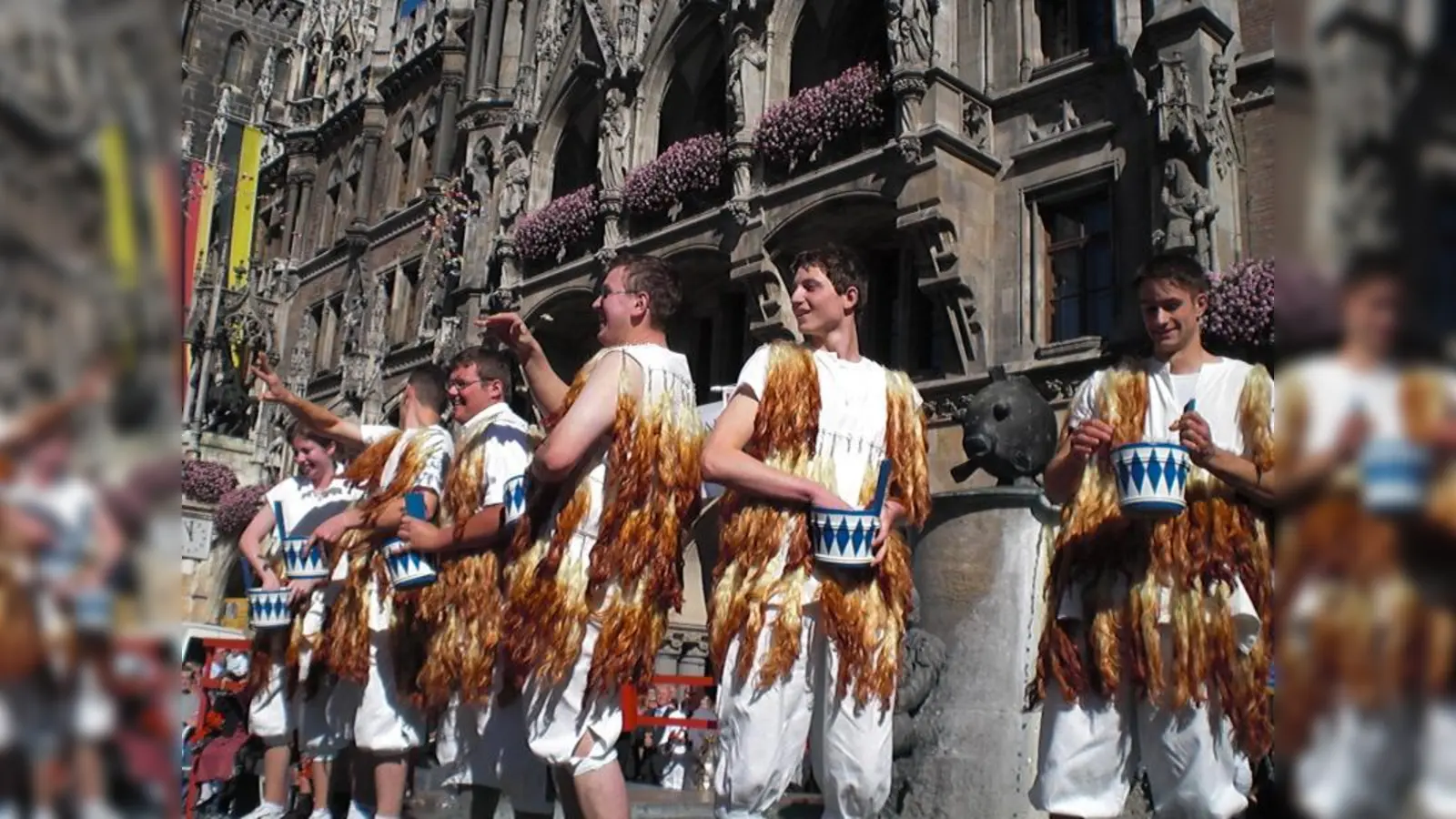 Nach dem Ausruf „Ihr seids frei!” warfen die freigesprochenen Lehrlinge bunte Bonbons ins Publikum. (Foto: SE)