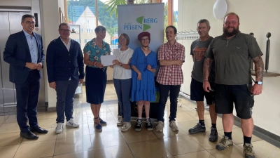 Hier freuen sich alle über die Spende (v.l.n.r.): Frank Zellner, Lars Heimke, Claudia Gorn, Regina Carbone, Anna-Claudia Fasselt, Lucas Fischer, Wolfgang Wandinger, Gregor Christner. (Foto: Gemeinde Peißenberg)