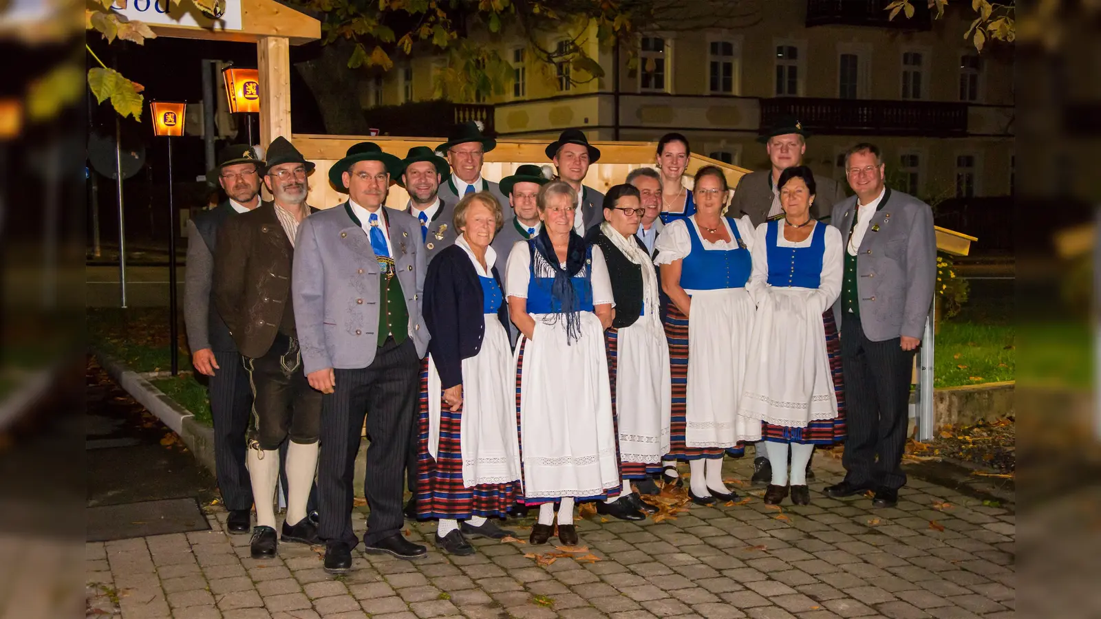 v. l. : Erich Schatz, Hans Berger, Josef Griesberger, Andreas Trost, Rudolf Maier Ursula Schrödel, Uwe Jentsch, Der alte und neue Vorstand D'Hachinger Taler: (v.l.) Maria Matheis, Ludwig Kadzioch, Elfriede Griseberger, Roland Steinmetz, Tanja Seiderer, Birgit Griesberger, Georg Hasubek, Silvia Maier-Neumann, und Bürgermeister Wolfgang Panzer.<br> (Foto: VA)