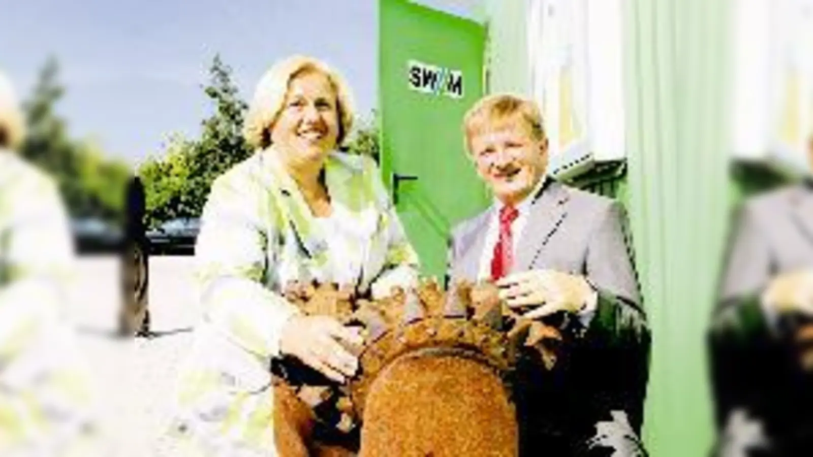 Bürgermeisterin Barbara Bogner und SWM-Geschäftsführer Stephan Schwarz freuen sich über den erfolgreichen Abschluss der Bohrarbeiten.   (Foto: Woschée)