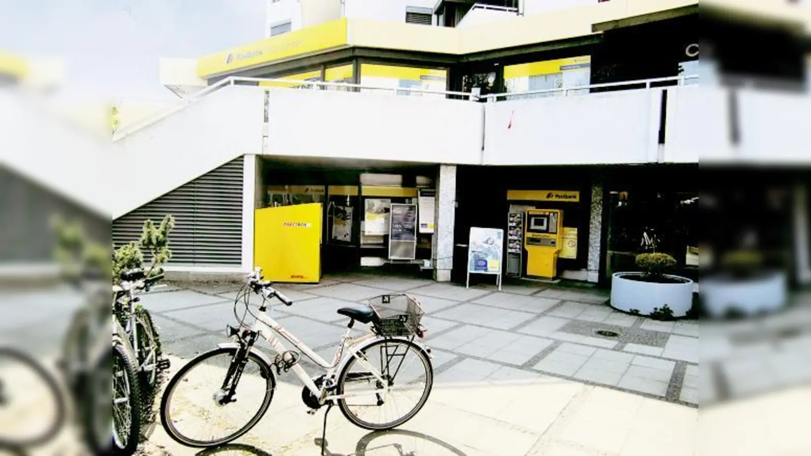 Sieht wahrlich nach Provisorium aus, wird sich aber wohl dauerhaft festsetzen: die Post im Innenhof der Raulino-Passage an der Ismaninger Straße.	 (Foto: ikb)