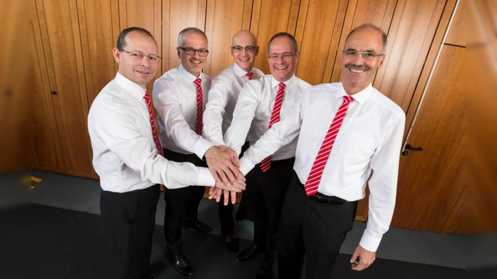 Der Vorstand der neuen „Sparkasse Oberland“, Alexander Schmitz, Thomas Orbig, Markus Lanz, Michael Lautenbacher und Josef Koch (von links), ist guter Dinge. (Foto: Sparkasse Oberland)