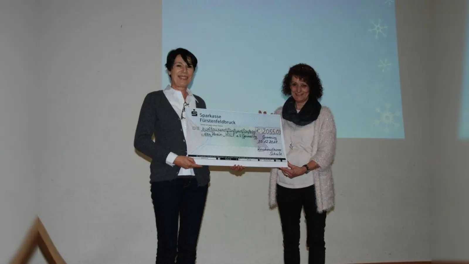 Bei einer Schulversammlung erfolgte die Scheckübergabe an den Germeringer Verein Hilf e.V.: 2.055,03 Euro spendet die Kerschensteiner Schule. (Foto: Kerschensteiner Schule)