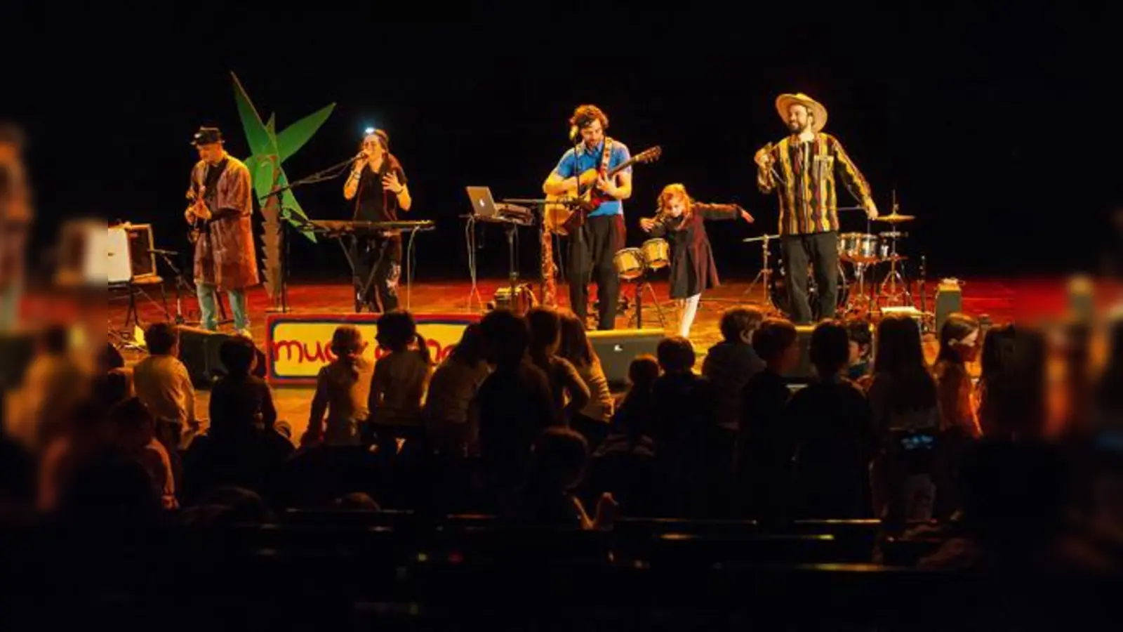 Klein und Groß rocken die »Muckemacher« am Faschingssamstag in der Feierwerk Funkstation.	 (Foto: Robert Molnar)
