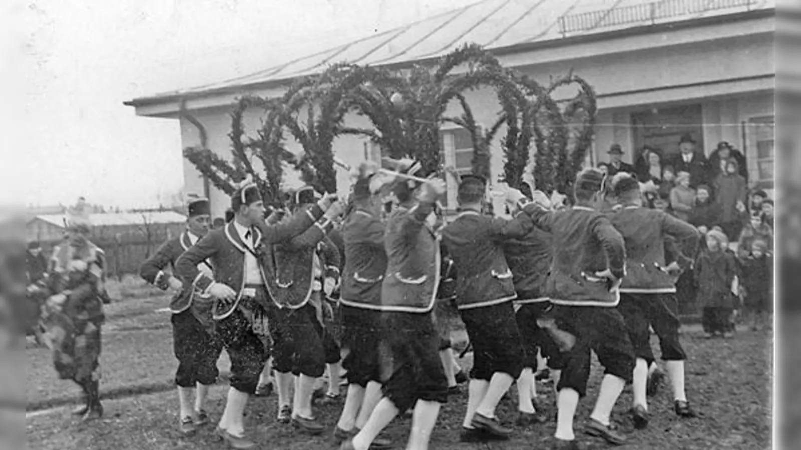 Der letzte Schäfflertanz in den 50er-Jahren auf dem Gelände der Fassfabrik Karl Heigl in der Neumarkter Straße in Berg am Laim.  (Foto: Privat)