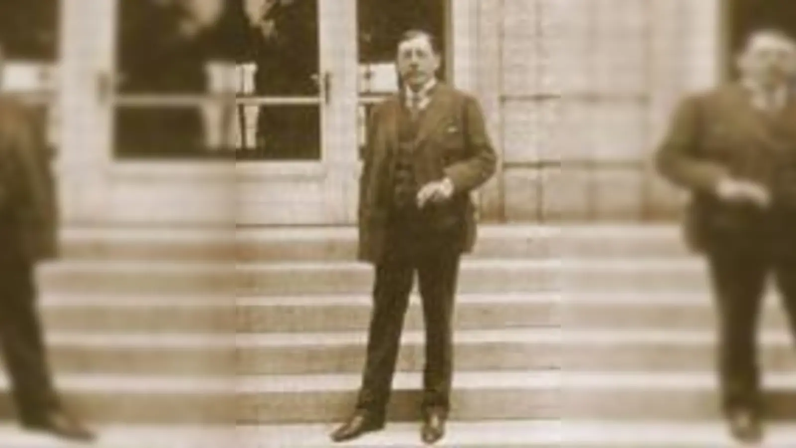 Felix Mottl vor dem Prinzregententheater.	 (Foto: VA)