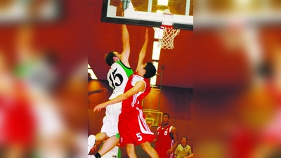 Peter Killian (Nr. 15) läßt den Jungstar Alexander Blessig vom FC Bayern alt ausschauen... (Foto: H. Handwerker)