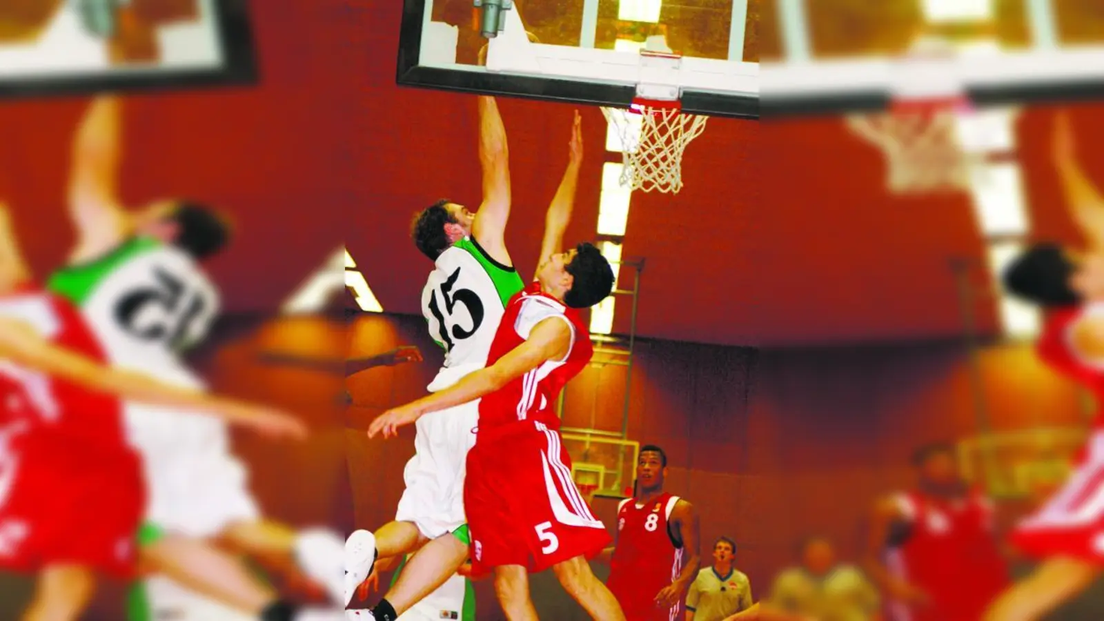 Peter Killian (Nr. 15) läßt den Jungstar Alexander Blessig vom FC Bayern alt ausschauen... (Foto: H. Handwerker)