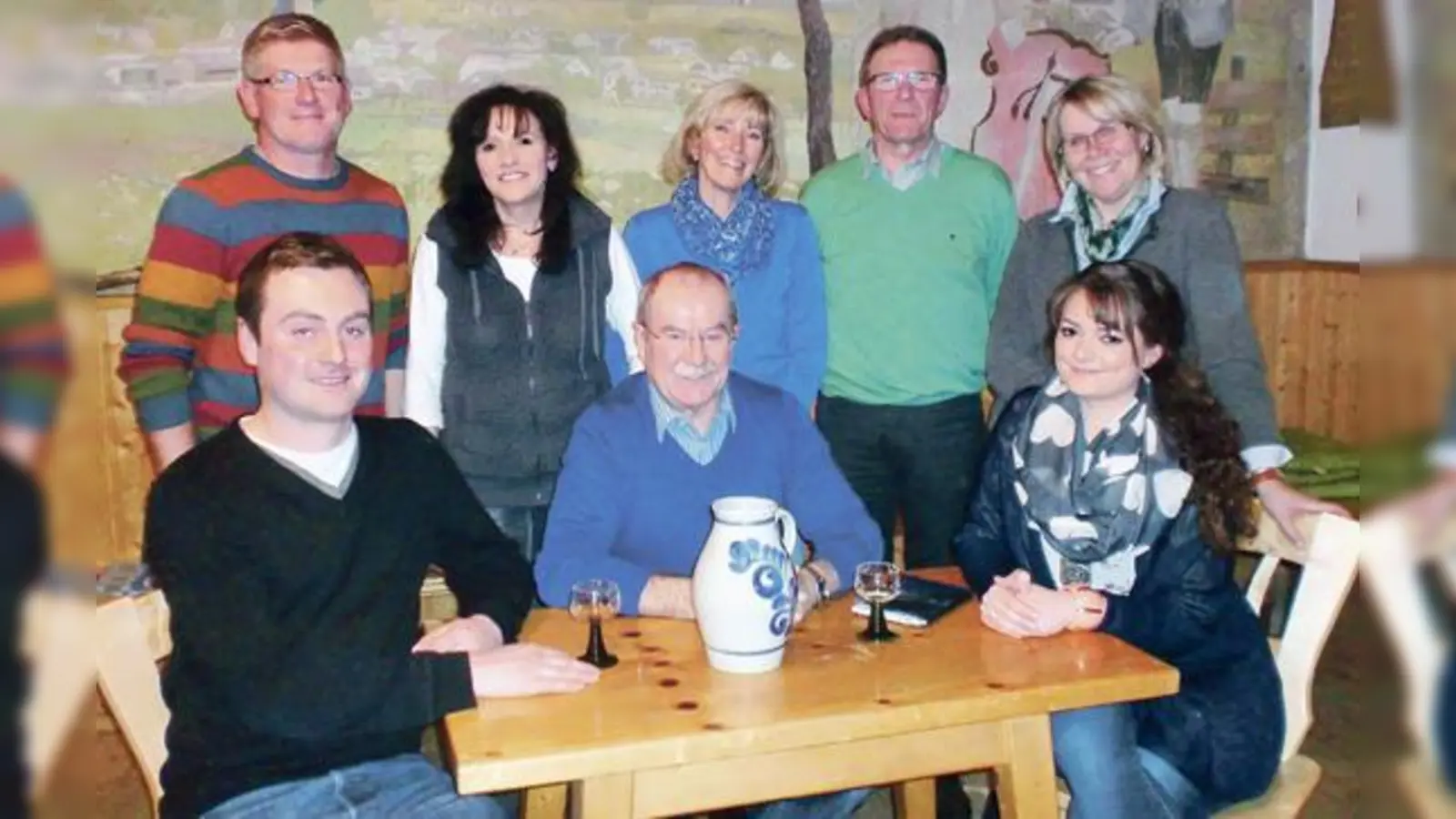 Die Spieler vom Grafinger Trachtenverein »Atteltaler« (h. v. li.) Stefan Settele, Rosemarie Riedl, Maria Nietz, Hermann Holzmann, Einsagerin Marille Stockinger, (v. v. li.) Max Stockinger, Spielleiter Alois Stockinger &amp; Manuela Noder.  (Foto: Otto Hartl)