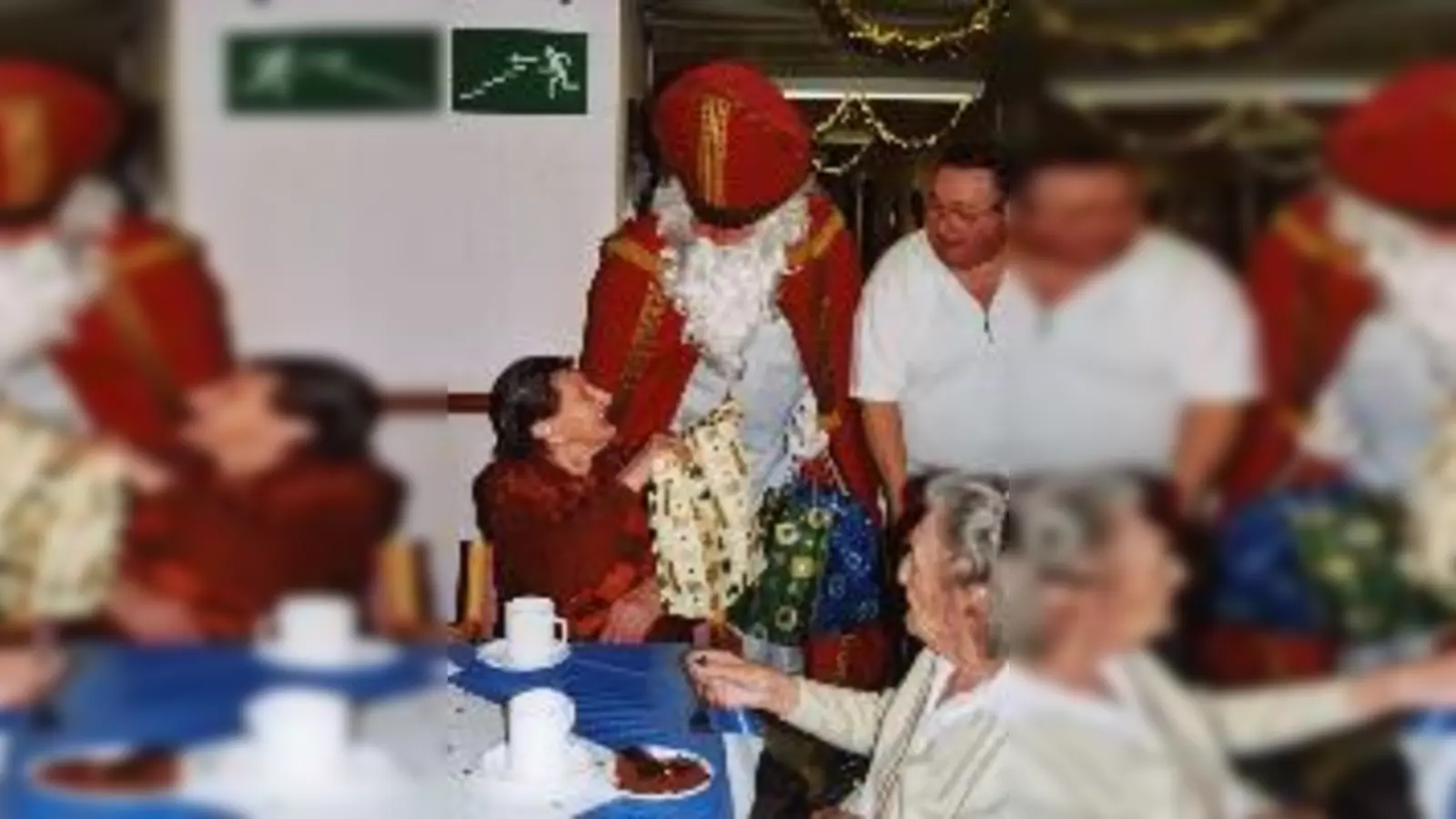 Dafür ist man nie zu alt: Der Nikolaus überraschte die Senioren im Heim an der Gravelottestraße 8.  (Foto: Privat)