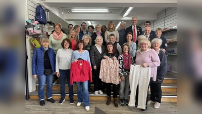 Cornelia Fahrenholz (hintere Reihe 4. v. r.) leitet den neuen RotKreuzShop. (Foto: BRK - Kreisverband Dachau)