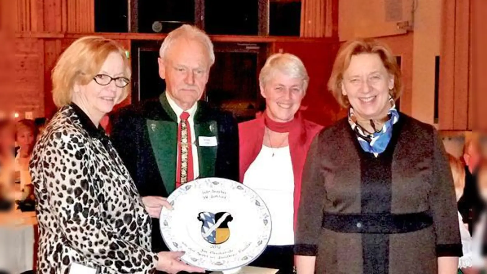 Udo Inacker gratulierten Bürgermeisterin Annegret Harms (links), SV-Präsidentin Brigitte Weinzierl und Landrätin Johanna Rumschöttel (rechts).	 (Foto: VA)