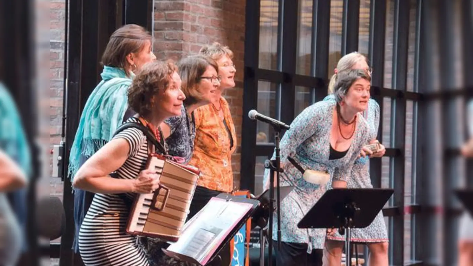 »Liederglück mit Quetschkommoden« präsentiert das Ensemble »AHOI die Damen« am 9. Juli, ab 16.35 Uhr in der Black Box (bis 17 Uhr).	 (Foto: VA)