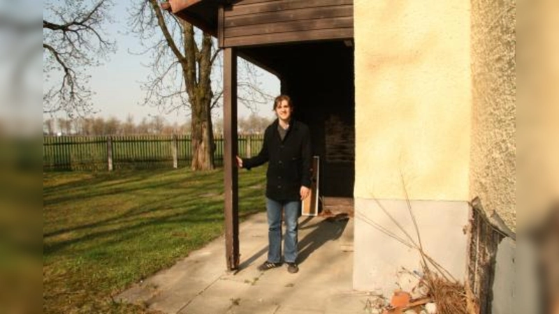 Das Haus in der Lochhausener Straße 21 steht leer und ist nicht baufällig. Egal für welche Nutzung sich die Stadt als Eigentümer entscheidet, der BA möchte den Keller des Gebäudes für Obermenzinger Jugendliche öffnen. Besonders Stephan Pilsinger (CSU) engagiert sich dafür. (Foto: US)