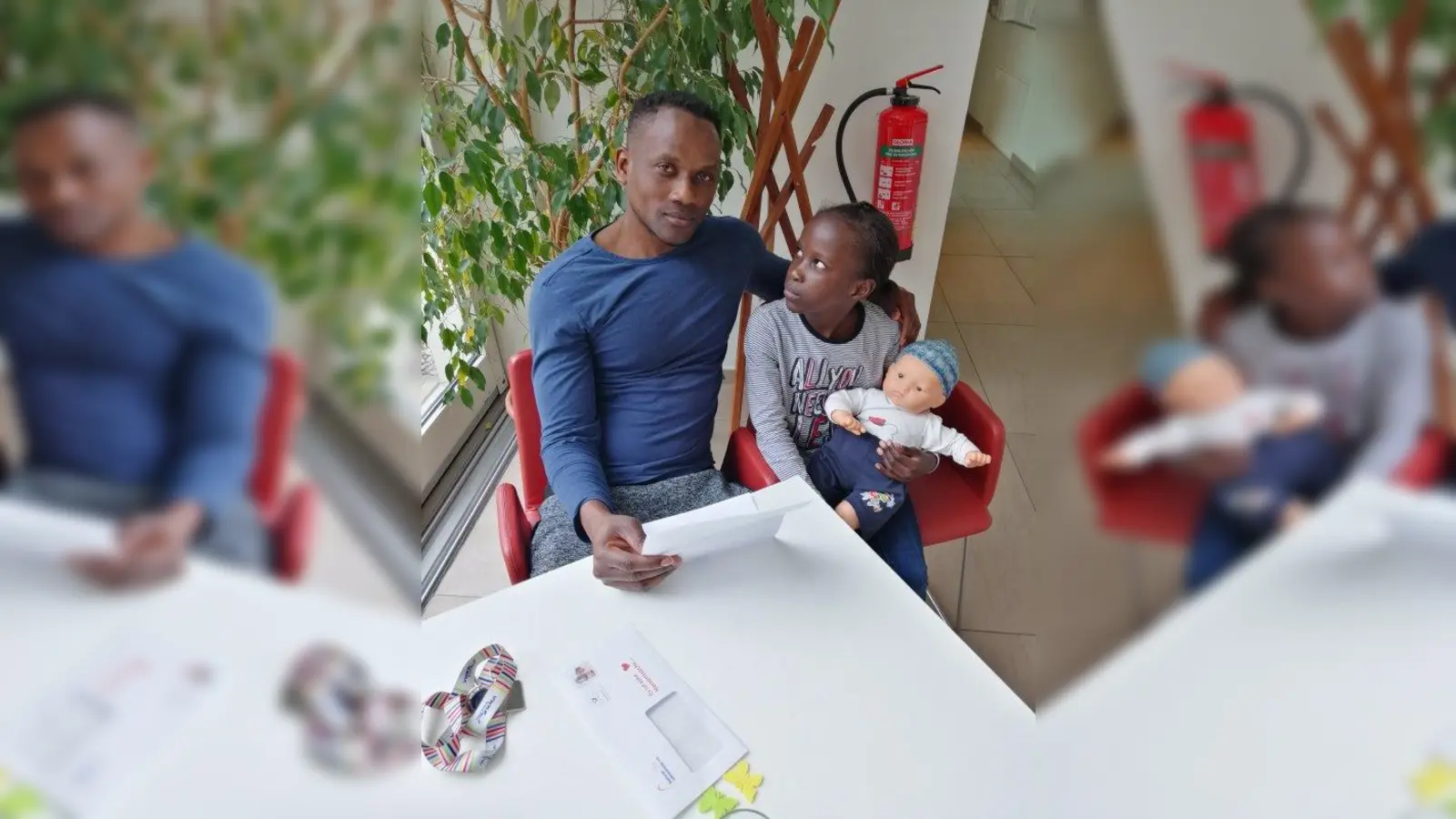 Das Deutsche-Lebensbrücke-Kind Binta mit seinem besorgtem Vater Musa. (Foto: Deutsche Lebensbrücke)