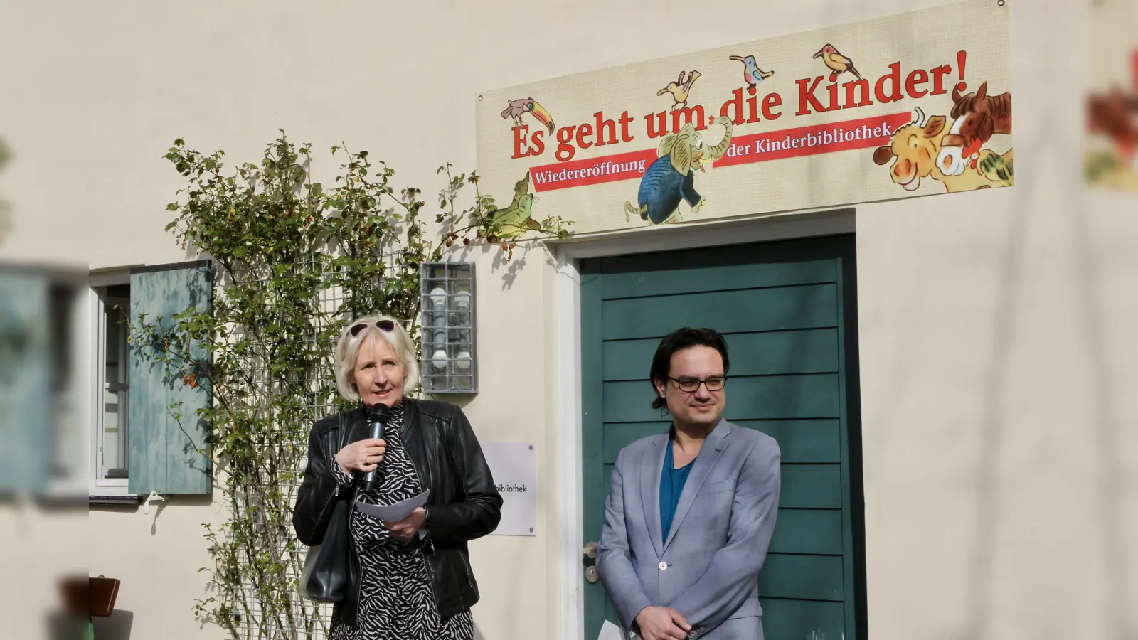 Hurra, die Internationale Jugendbibliothek ist wieder offen: Zum festlichen Neustart begrüßte die Direktorin Christiane Raabe und Thomas Bosch vom Familienministerium die vielen Gäste. (Foto: us)