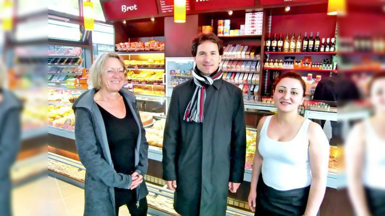 Über den Kiosk an der Tram-Wendeschleife Effnerplatz freuen sich BA-Chefin Angelika Pilz-Strasser (links) und Pächterin Üveyde Bulut (rechts) zusammen mit Gunnar Heipp, dem Leiter »Strategische Planungsobjekte« bei der MVG.  (Foto: ikb)