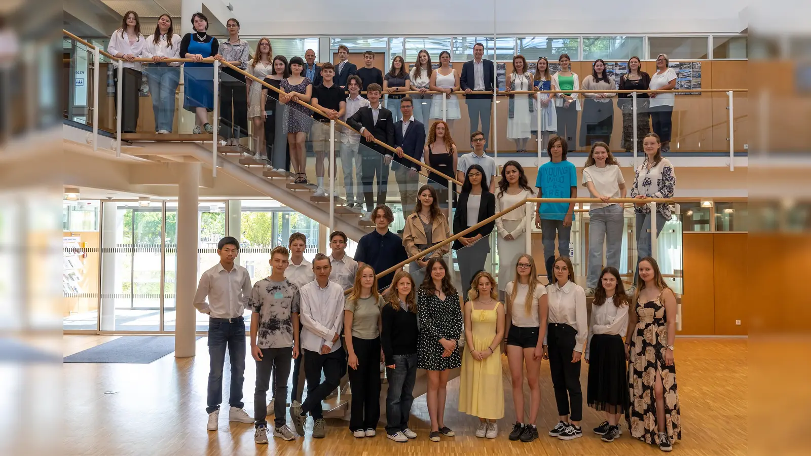 Landrat Stefan Frey gratulierte den Mittelschulbesten des Schuljahres 2022/2023 im Landkreis Starnberg. (Foto: Landratsamt)
