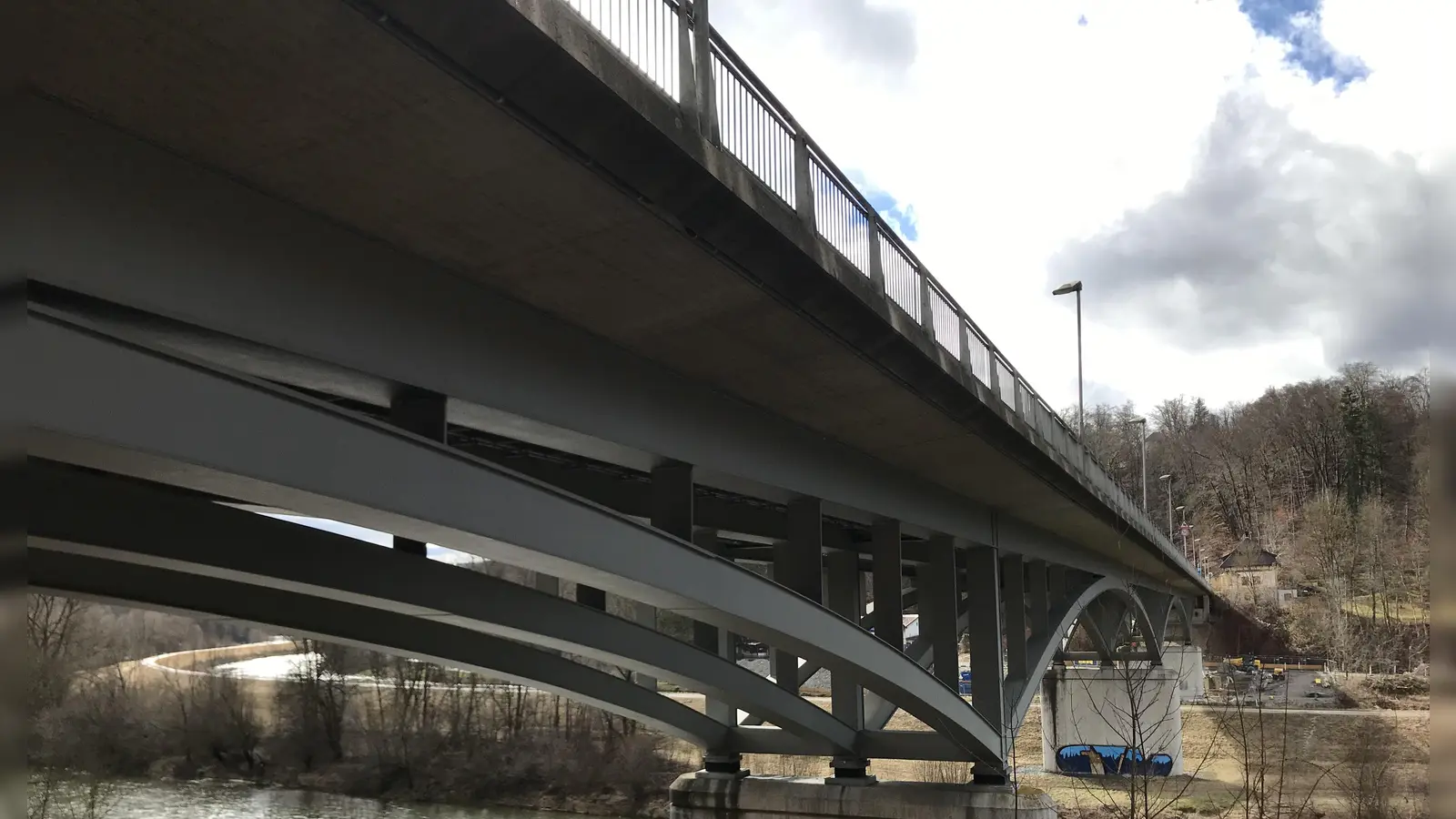 Wer von Grünwald nach Pullach mit dem Fahrrad fahren möchte, bleibt nur diese Brücke. Das könnte sich vielleicht bald ändern. (Foto: hw)