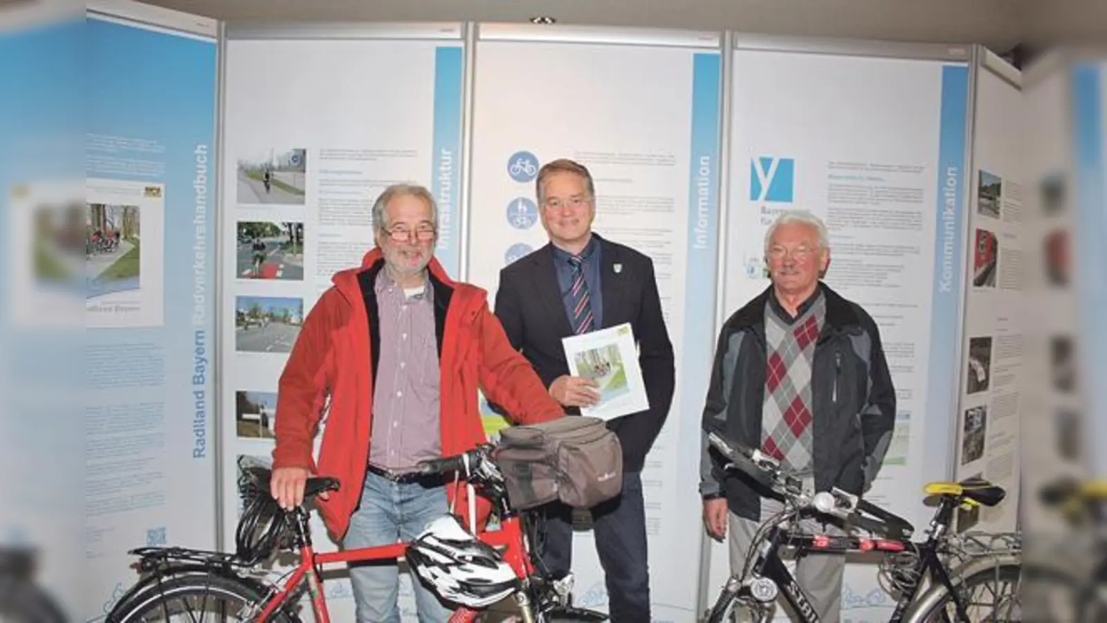 Garchings Erster Bürgermeister Dr. Dietmar Gruchmann (mitte) eröffnete die Ausstellung.	 (Foto: VA)