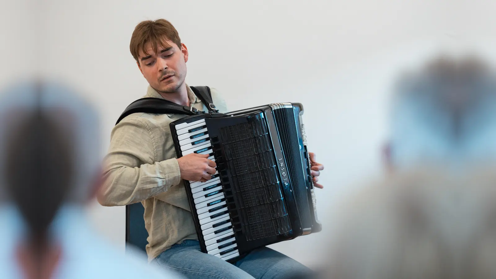 Musik ist seine Sprache: Der Akkordeonspieler Alexsandar Popović gibt im Mesnerhaus ein Konzert.  (Foto: Luis Ostertag)