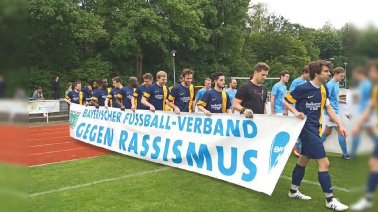 Beim Einzug setzten die Mannschaften mit den Bannern des Bayerischen Fußball-Verbandes ein Zeichen gegen Gewalt und Rassismus.	 (Foto: Helmut Ritzer)