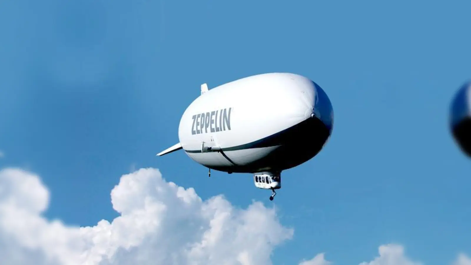 Der Zeppelin NT fliegt etwa 500 Meter über München  über die Allianz Arena, die Threresienwiese, den Stachus und Schloss Nymphenburg.	 (Foto: ZLT)