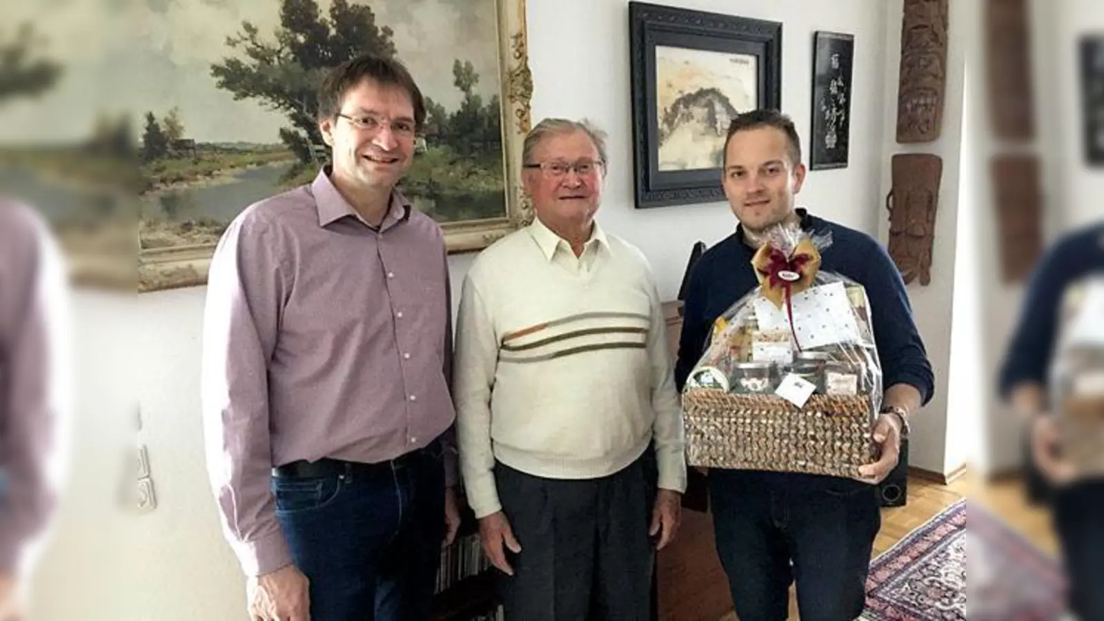 Die beiden Vorsitzenden des TSV Ottobrunn, Gregor Montermann und Martin Bruno Radig, gratulierten TSV-«Urgestein« Franz Gerhard zum 80. Geburtstag und überreichten ein Geschenk.  	 (Foto: MO)