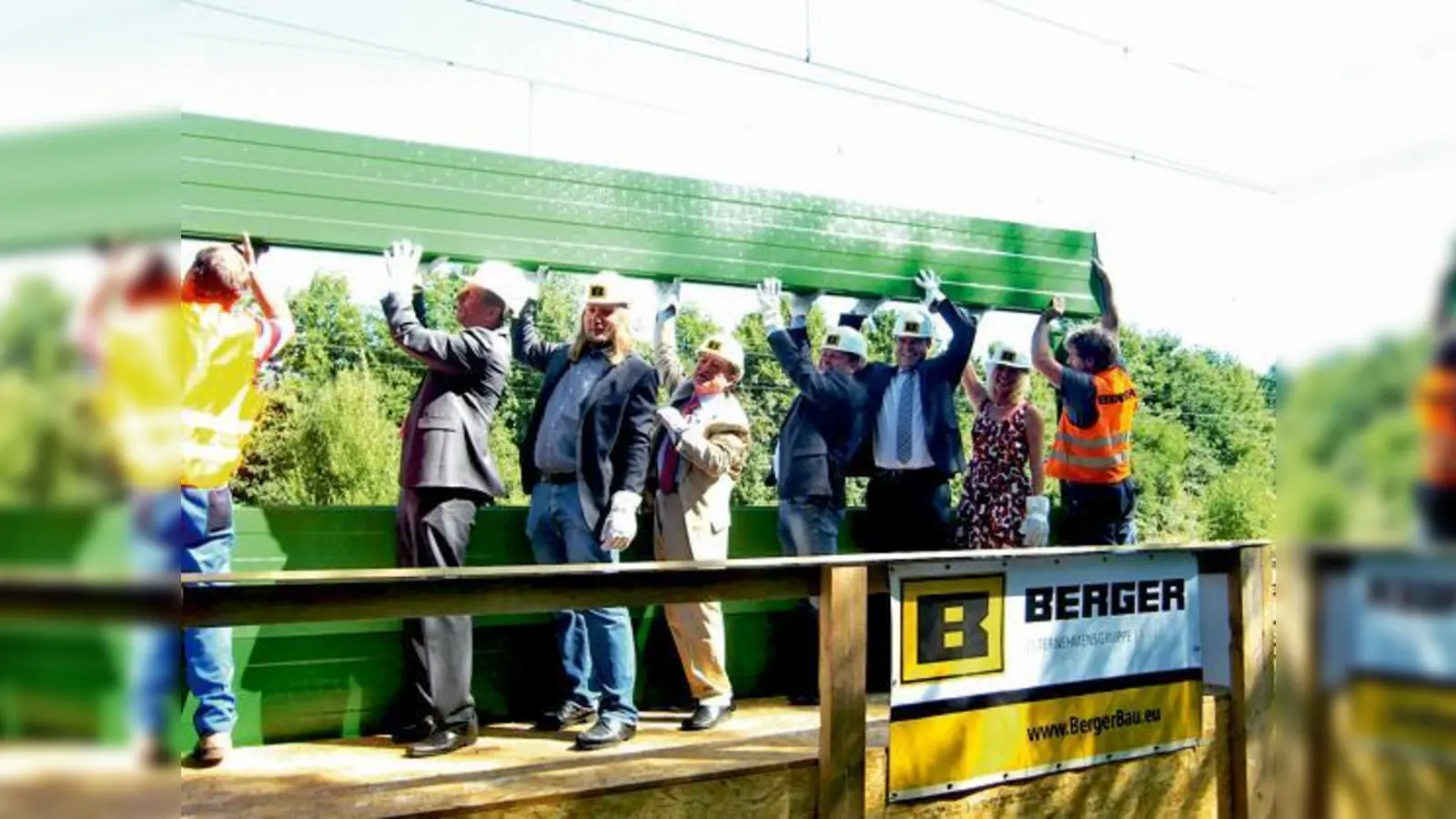 Symbolische Einhebe-Aktion: Klaus-Dieter Josel, Anton Hofreiter (MdB, Grüne), Landtagsabgeordneter Peter Paul Gantzer, Jimmy Schulz (MdB, FDP), Florian Hahn (MdB, CSU) und Gabriele Müller (v. li. n. re.). 	 (Foto: ikb)