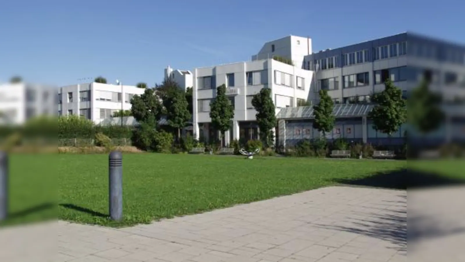Hauptsächlich wegen des geplanten „Hotelturms“ lehnten Germerings Bürger auf den Flächen vor Stadthalle und Bibliothek per Bürgerentscheid auch den Bau eines Einkaufszentrums ab – die Einzelhandelsanalyse hat nun gezeigt, dass der Stadt Germering ein zentraler Innenstadtbereich fehlt. (Foto: Eva Schraft)