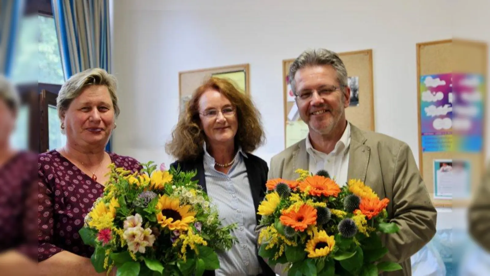 In der Pasinger Himmelfahrtskirche zu Gast: Maria Osterhuber-Völkl (Mitte) dankte den Gastgebern Pfarrer Hans-Martin Köbler und Mesnerin Anneliese Dendörfer für die Einladung und Kirchenführung. (Foto: us)