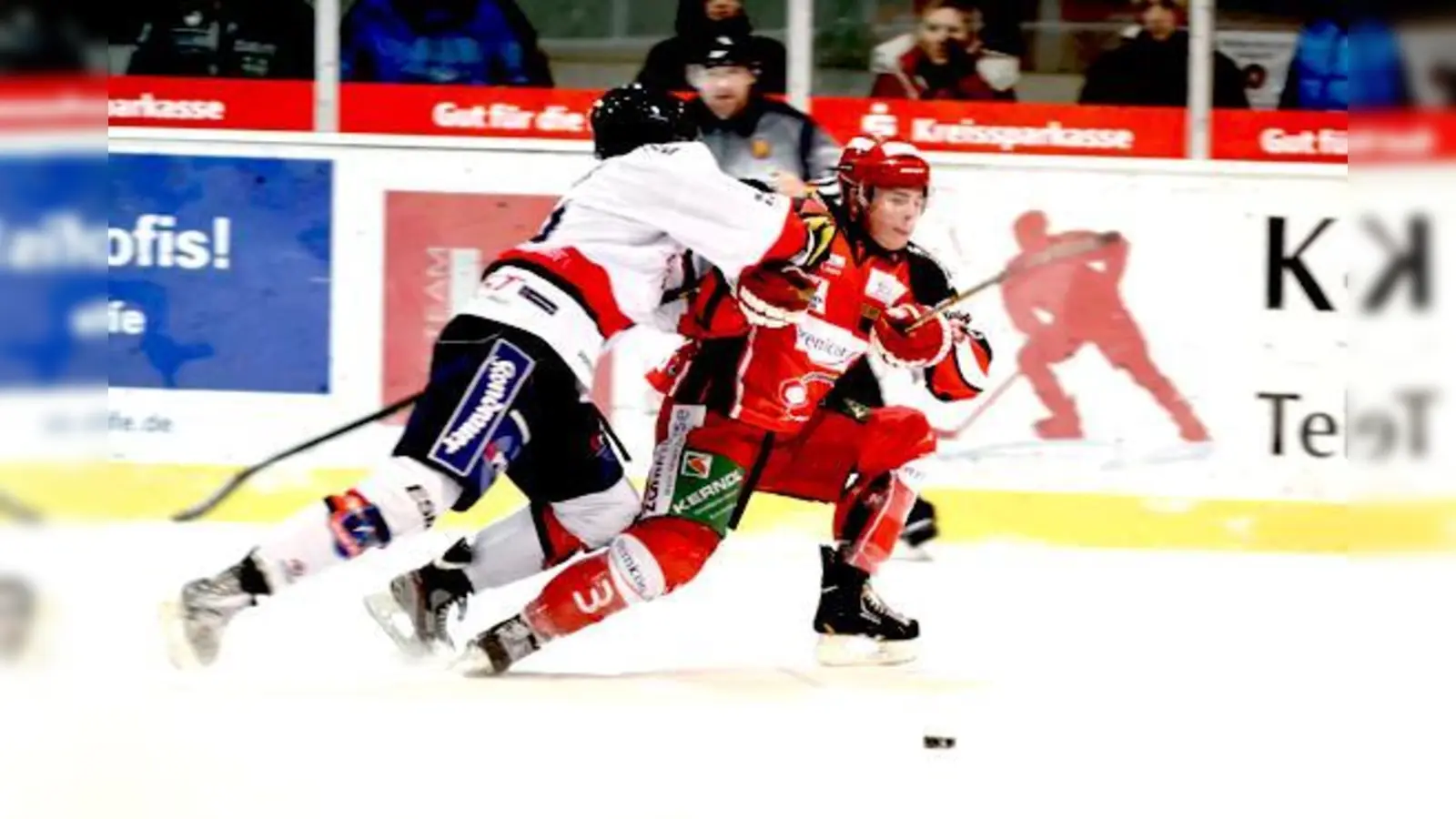 Juniorenstürmer Maximillian Merz (r.), der sich in der Szene hier stabil im Zweikampf zeigte, traf mit dem Tor zum 3:1 gegen die Selber Wölfe zum ersten Mal im Klosterseer Oberligateam.	 (Foto: smg/Nicky Alexander)