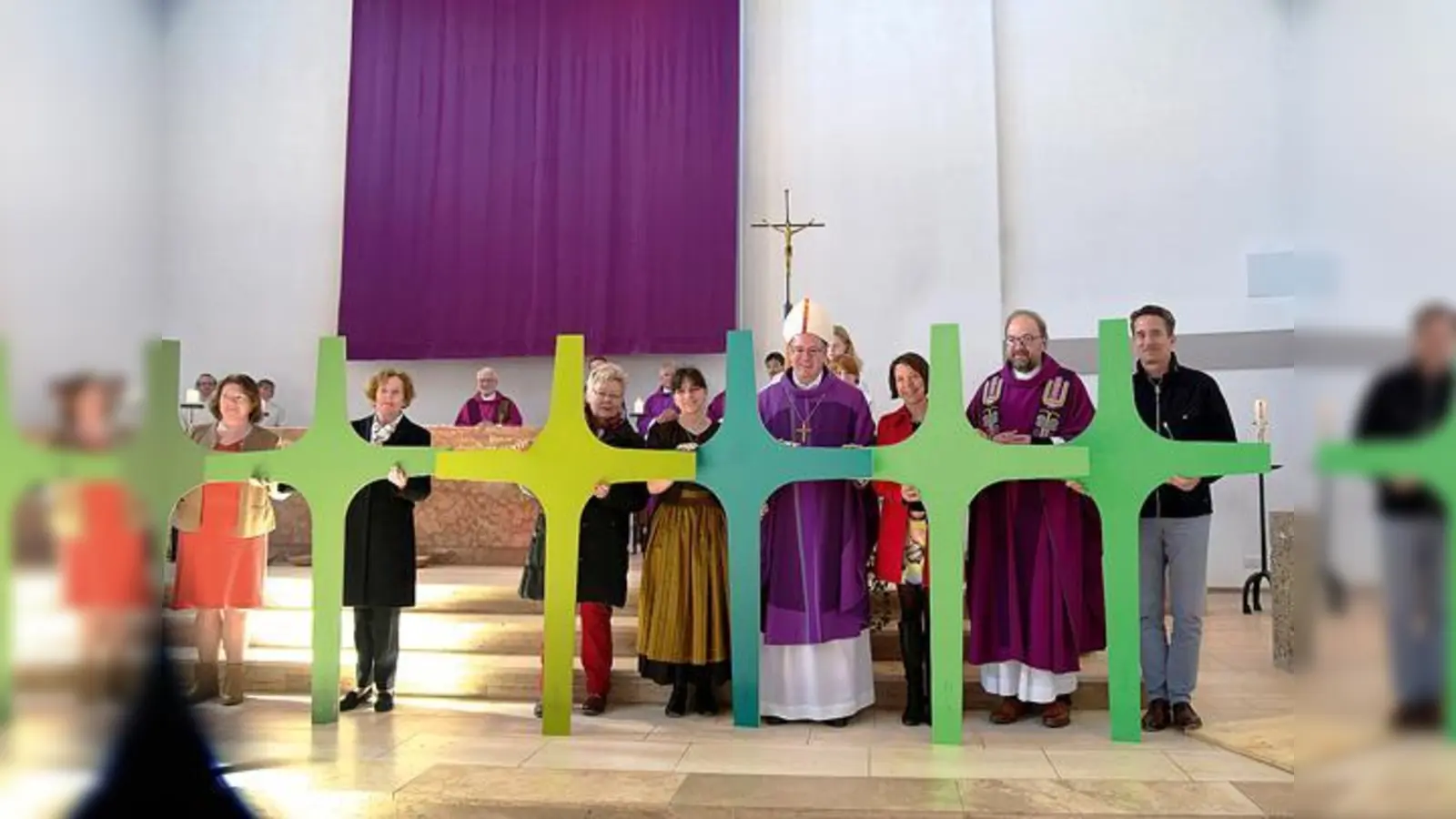 Weihbischof Rupert Graf zu Stolberg (Mitte) übergab jeder Pfarrei ein Erinnerungskreuz zur Pfarrverbandsgründung. 	 (Foto: Günter Dependahl)