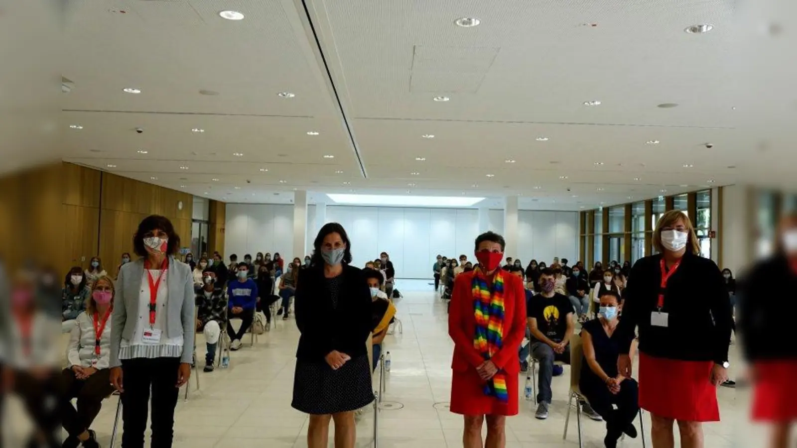 Die stellvertretende Schulleiterin Nicole Kohnhäuser, Bürgermeisterin Verena Dietl, Stadtschulrätin Beatrix Zurek, Schulleiterin Pauline Zikeli (von links) mit den Studenten des neuen vierjährigen Studiengangs OptiPrax. (Foto: Referat für Bildung und Sport)