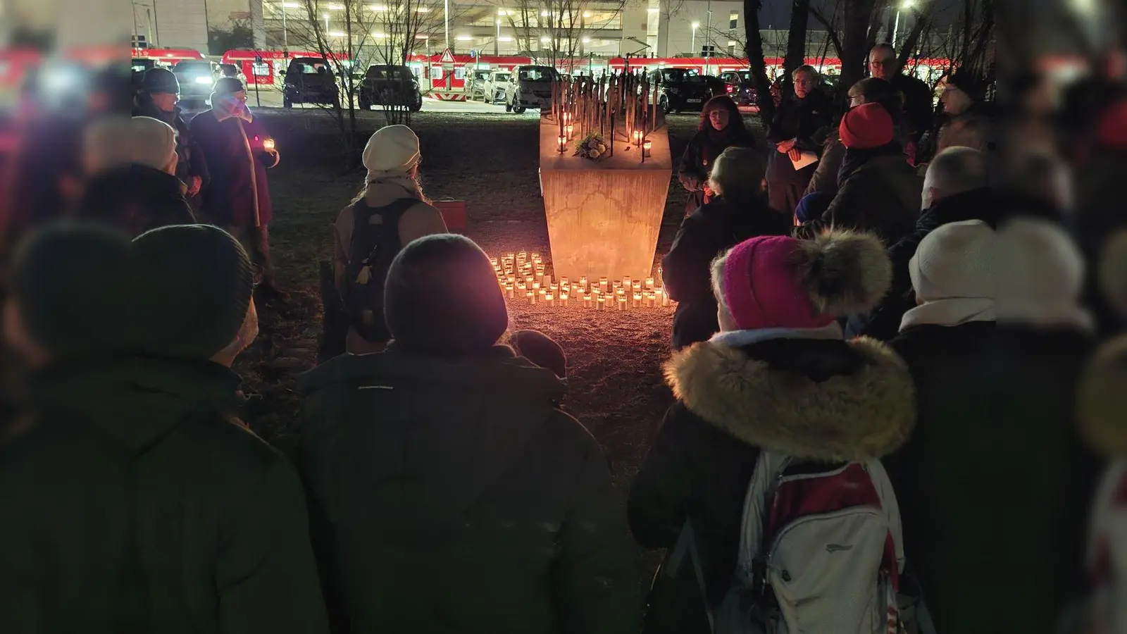 Gemeinsam wurde in Poing der Opfer des Holocaust gedacht und Lichter entzündet. (Foto: Michael Simonson)