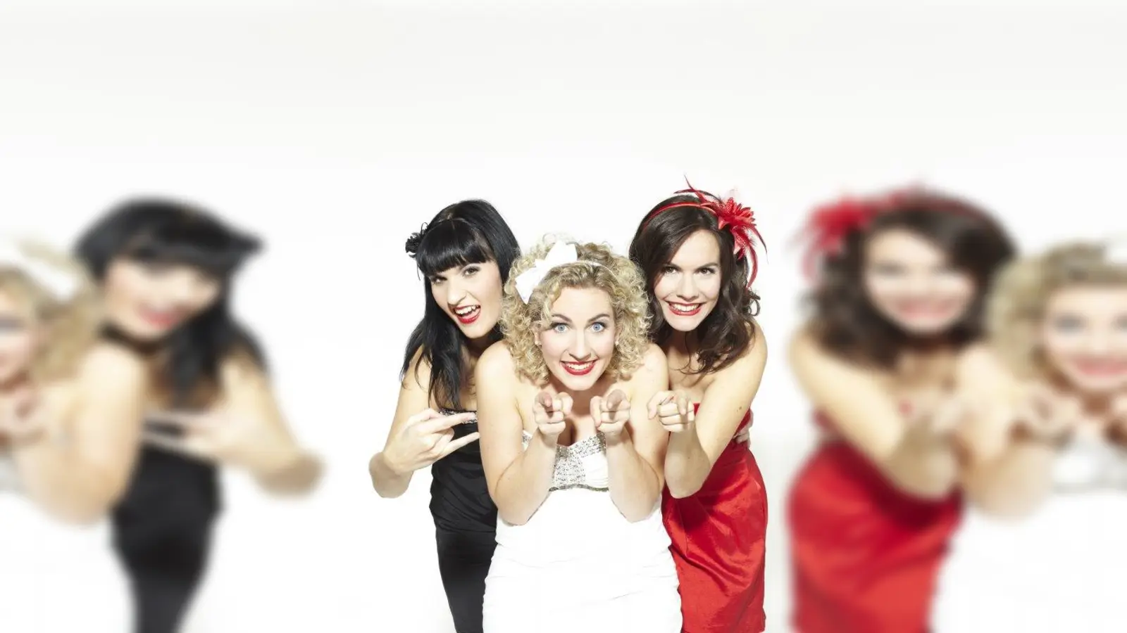 Die Dornosen: drei Schwestern auf der Bühne. (Foto: Manfredo Weihs)