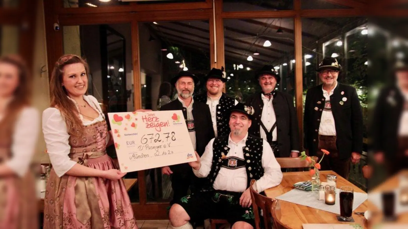 „Helferherzen“-Aktion mit knapp 700 Euro floss ins Vereinssäckel des Pasinger Kulturvereins. Im Bild Julia Wilfurth mit dem Vorstand Harald Geserer, Rüdiger Schertl, Peter Denk, Bernhard Maucher und Thomas Sedlmeier (von links). (Foto: us)