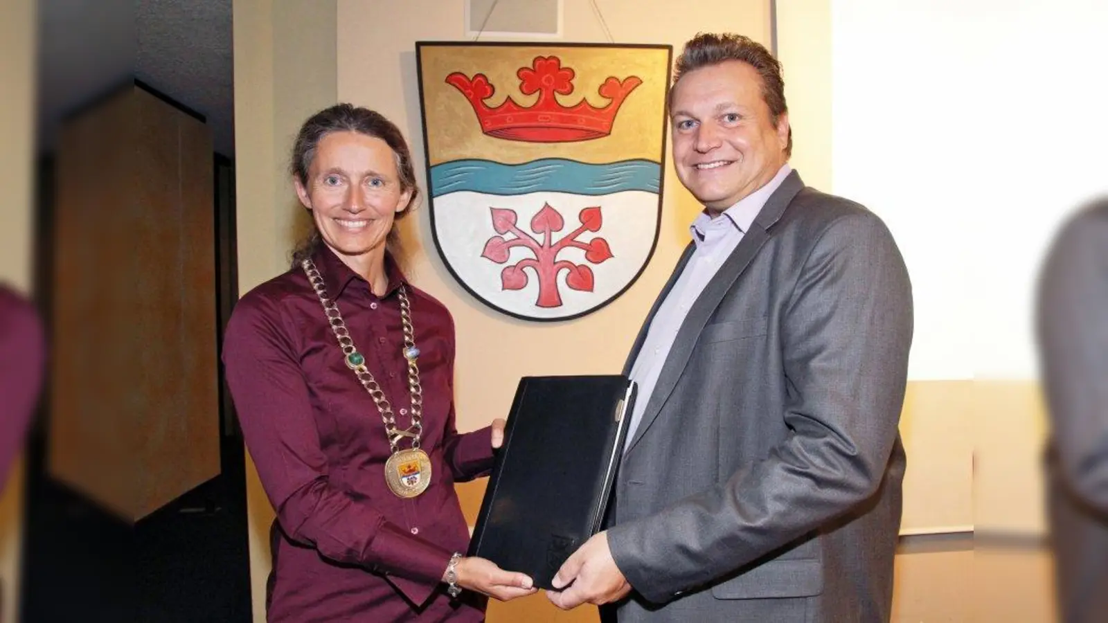 Vereidigung: Florian Brenner mit Bürgermeisterin Uta Wüst. (Foto: Gemeinde Gräfelfing)