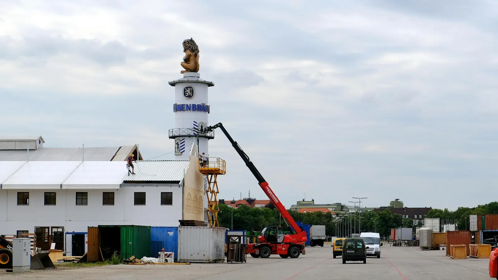 Bis am 20. September das Oktoberfest eröffnet wird, muss noch viel Arbeit geleistet werden.  (Foto: Robert Bösl)